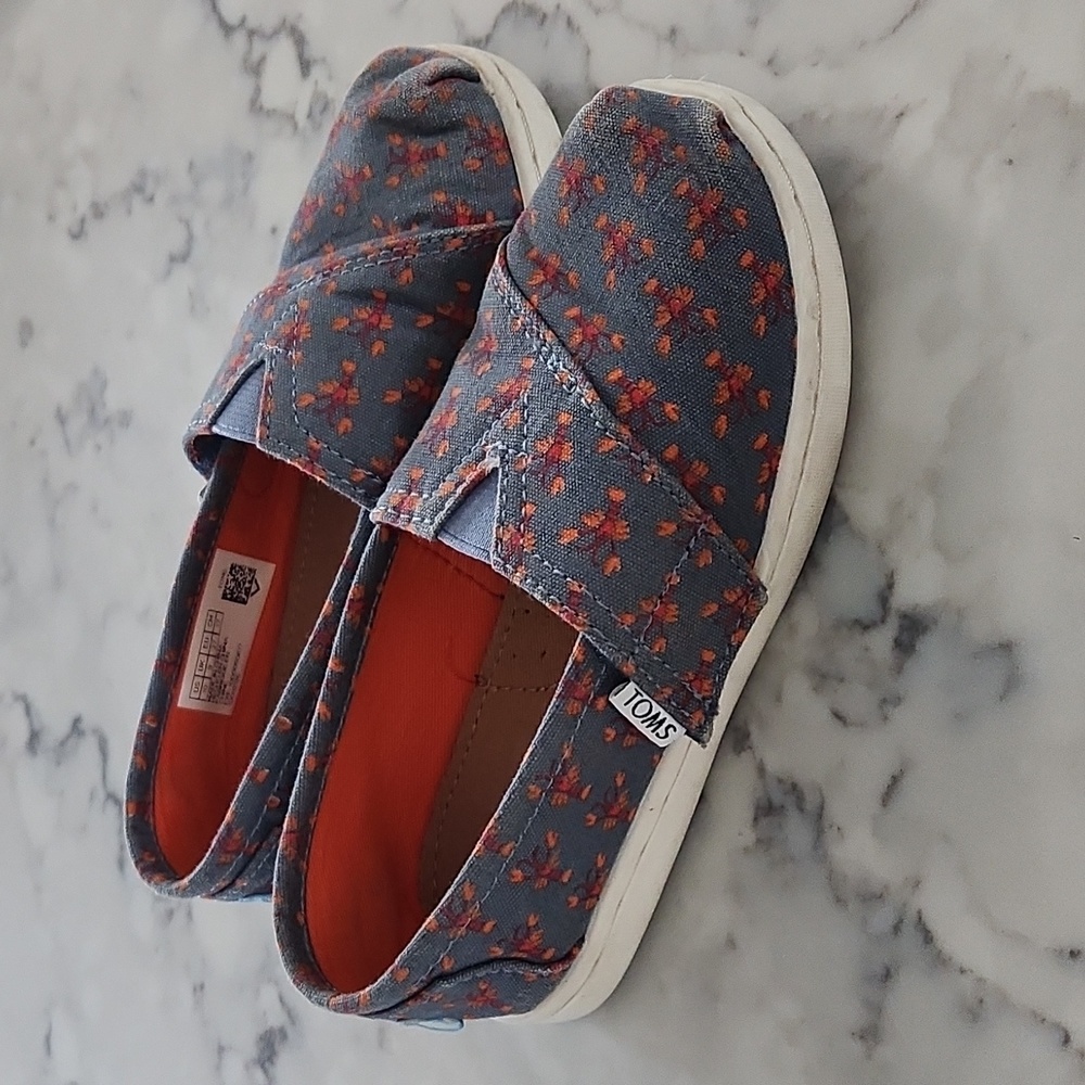 TOMS slip on